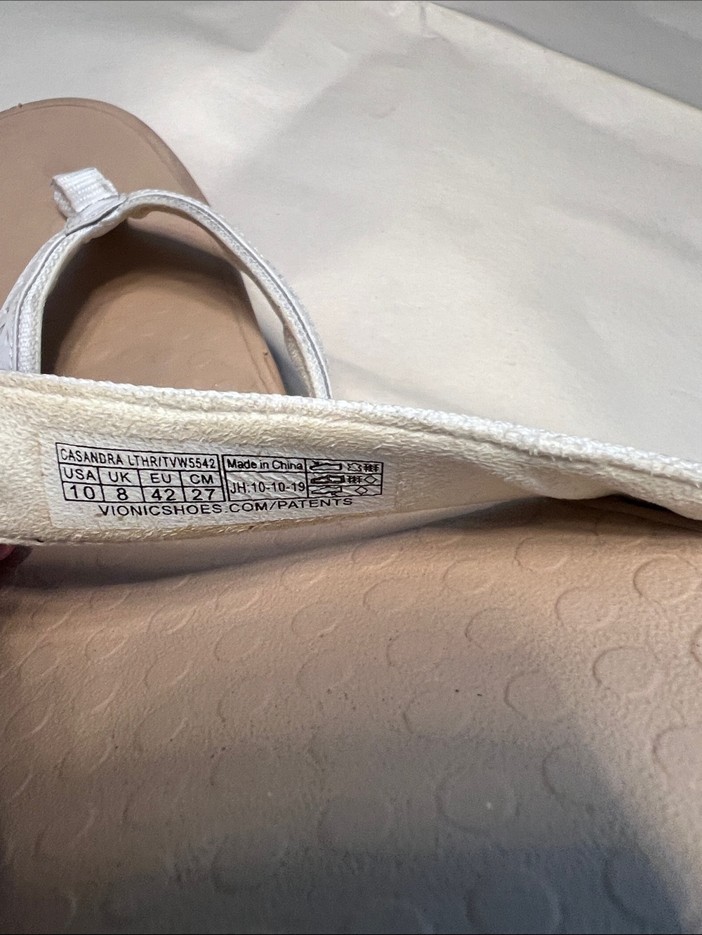 Vionic White Thong Sandals with Textured Footbed Size 10 - Picture 5 of 7